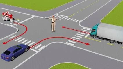 Hình câu 529: Theo hướng mũi tên, xe nào được phép đi?