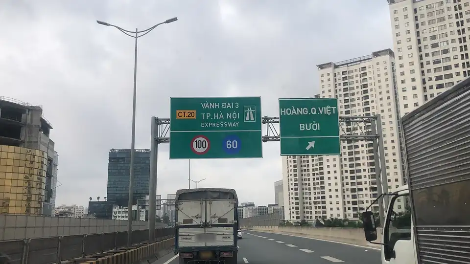 Biển chỉ dẫn nền xanh lá trên cầu cạn Vành đai 3 Hà Nội ghi CT.20, tốc độ tối đa 100 và tối thiểu 60 km/h, bên cạnh biển lối ra Hoàng Quốc Việt