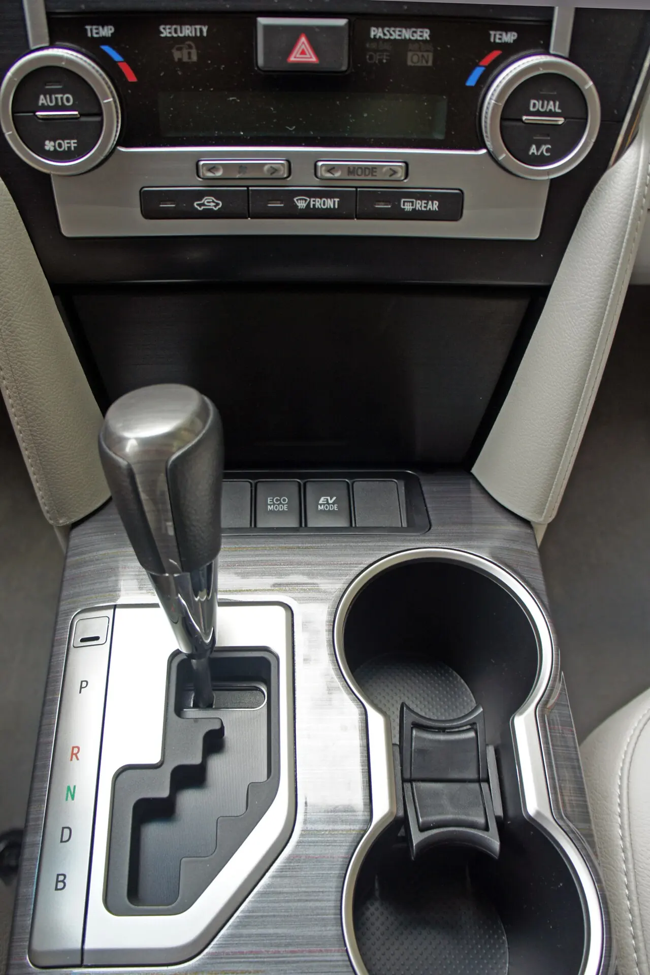 Cần số xe hybrid với các vị trí P, R, N, D và B, bên cạnh nút chế độ ECO MODE và EV MODE