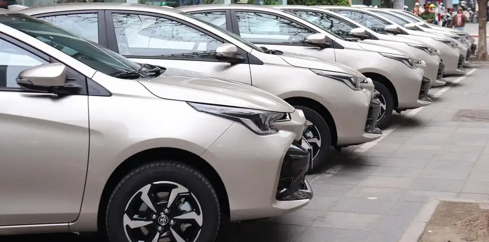 Bằng B lái xe gì: dàn ô tô con hạng B đỗ thành hàng trên vỉa hè một tuyến phố Hà Nội