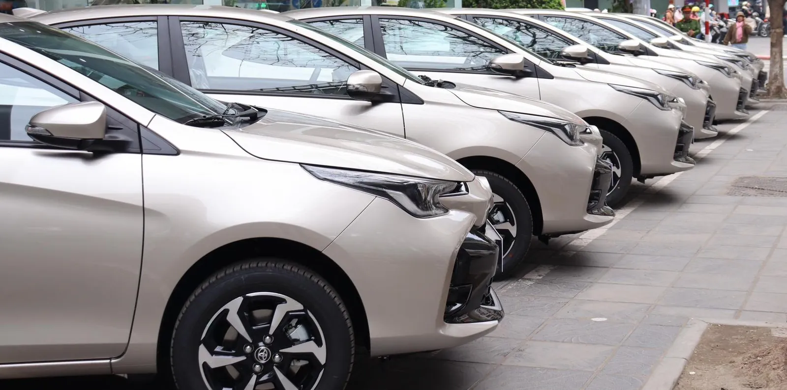 Dàn xe tập lái mới đỗ thành hàng trên phố Hà Nội