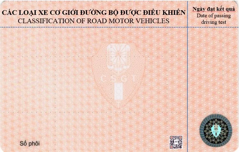 Mẫu trắng mặt sau giấy phép lái xe thẻ PET: ô các loại xe cơ giới được điều khiển, ô ngày đạt kết quả, mã QR và dòng số phôi ở góc dưới
