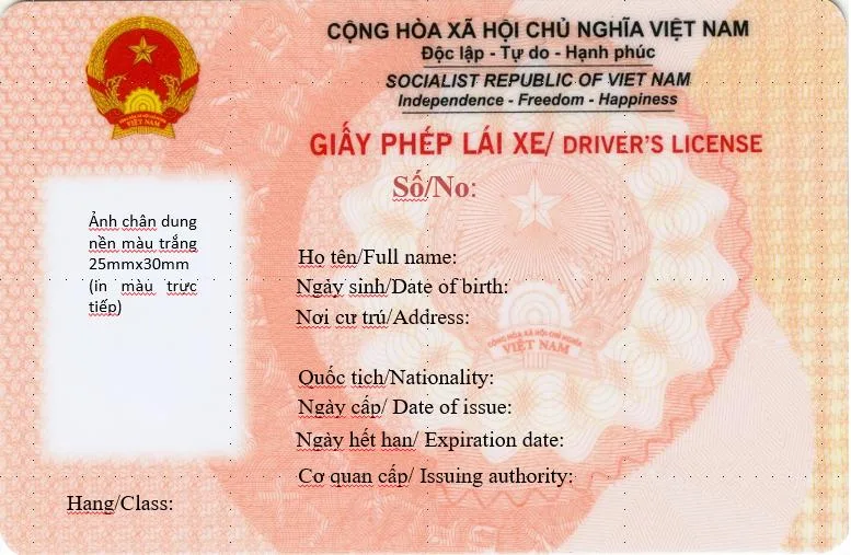Mẫu trắng mặt trước giấy phép lái xe thẻ PET màu hồng theo Thông tư 108/2026/TT-BCA: quốc huy, ô ảnh chân dung, các dòng số giấy phép, họ tên, ngày sinh, nơi cư trú, quốc tịch, ngày cấp, ngày hết hạn, cơ quan cấp, hạng