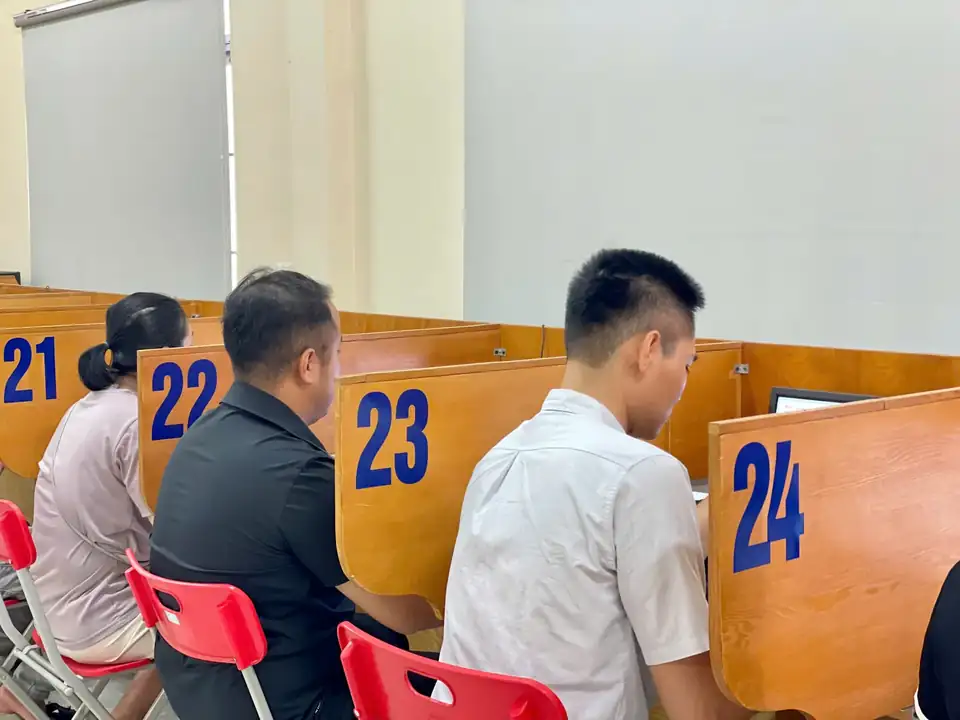 Học viên làm bài thi lý thuyết lái xe ô tô trên máy tính, phần thi mà mẹo học lý thuyết 600 câu nhắm tới