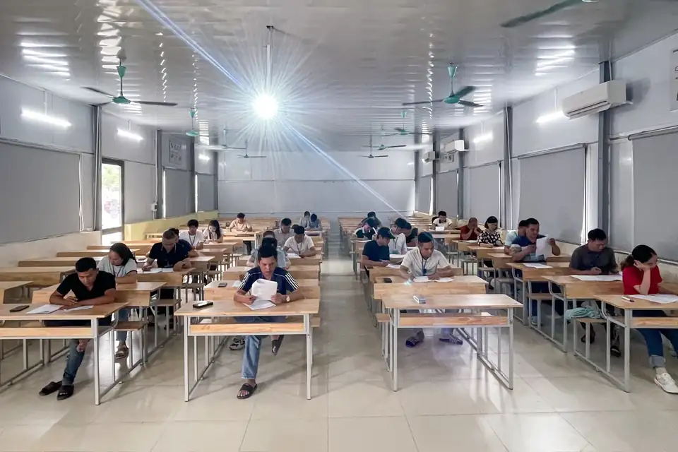 Sau khi đăng ký học lái xe ô tô ở Hà Nội: học viên ngồi nghe giảng trong lớp học lý thuyết lái xe ô tô của cơ sở đào tạo
