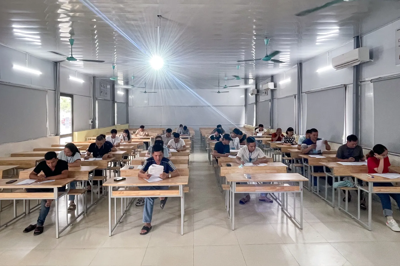Lớp học lý thuyết lái xe đông học viên