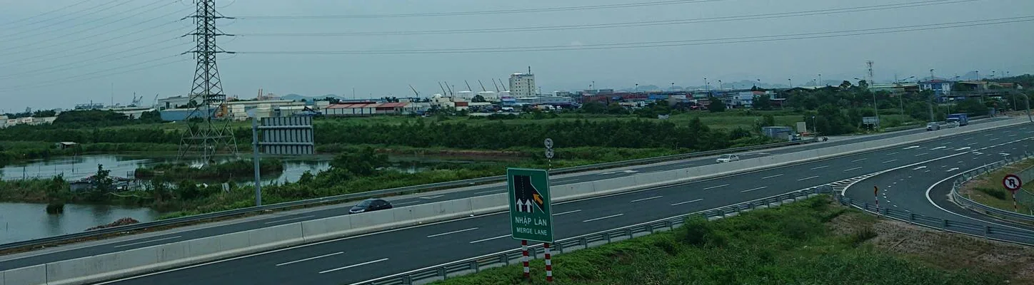 Nút giao trên cao tốc Hà Nội – Hải Phòng, biển xanh Nhập làn đặt cạnh làn nhập vào đường chính