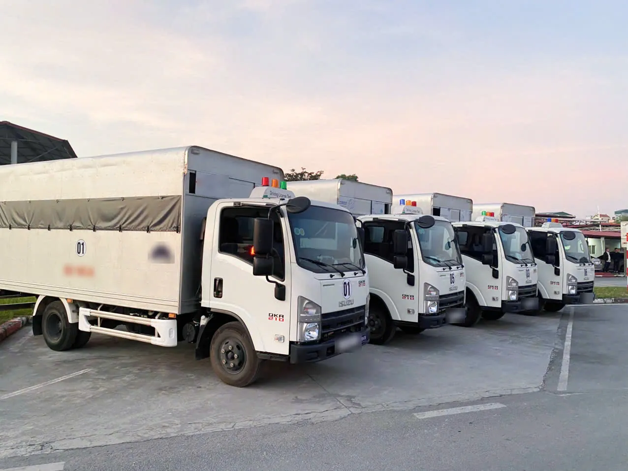 Dàn xe tải tập lái hạng C1 đỗ trên sân tập